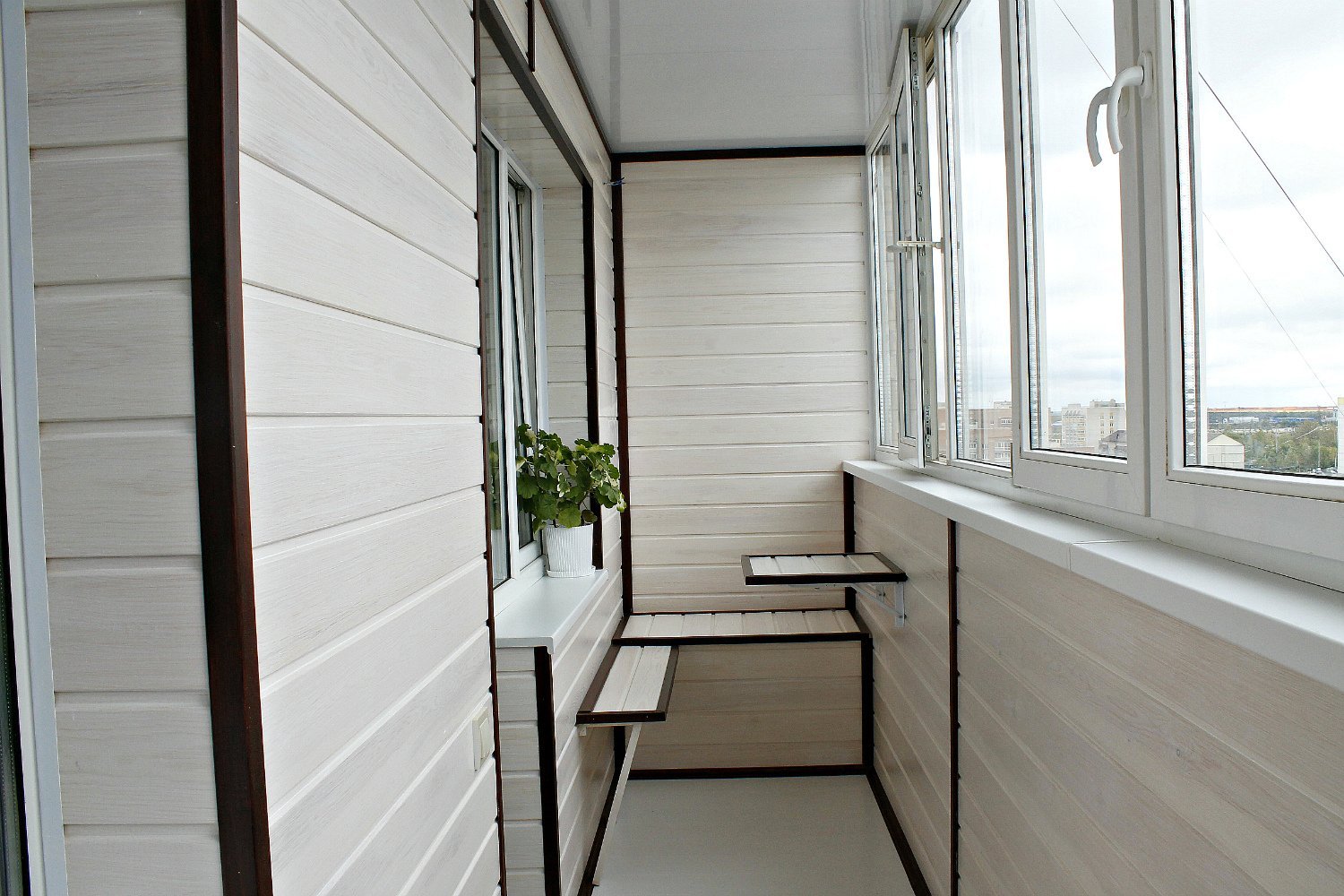 Теплая обшивка стен для балкона — фото