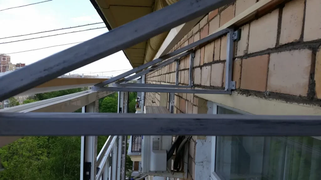Ремонт балконов — установка крыши на балкон фото 1